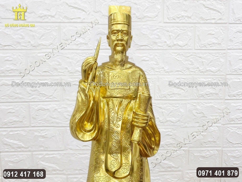 Ông được đúc theo dáng đứng uy nghiêm